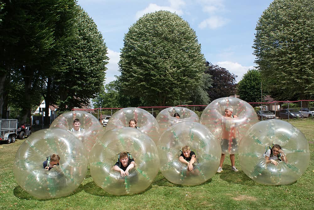 Photo d'une équipe de Bubble Foot à Lys Aventure lors d'un anniversaire