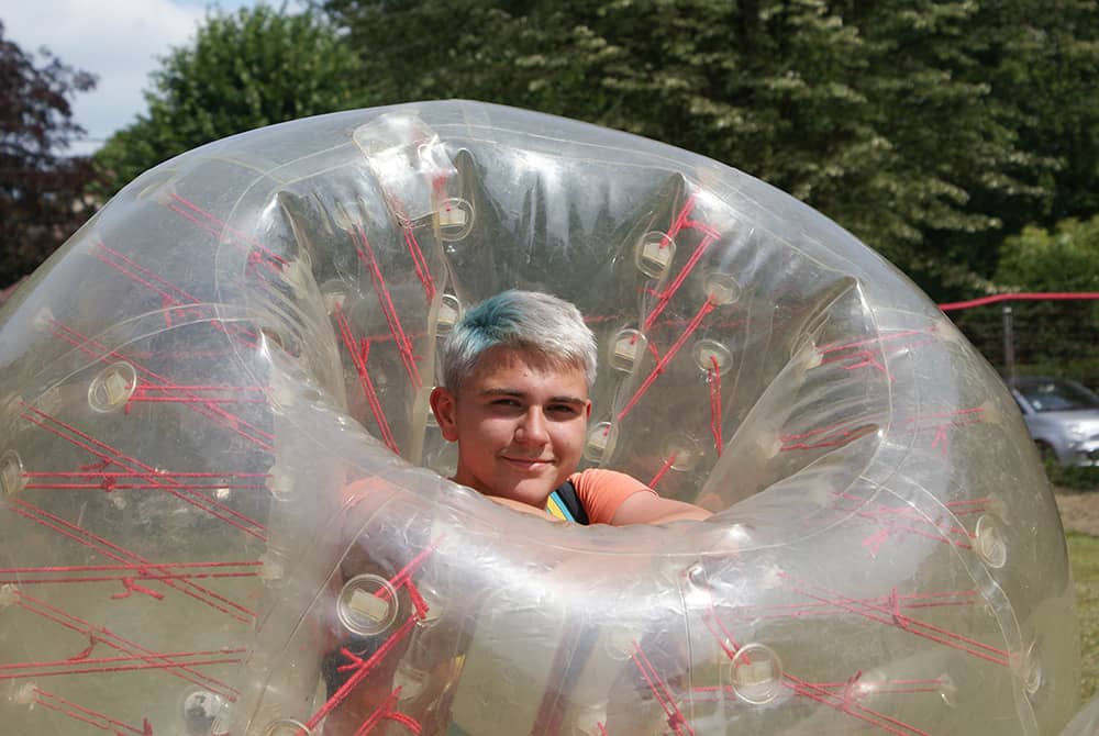 Photo d'un ado dans sa bulle de Bubble Foot à Lys Aventure lors d'un anniversaire