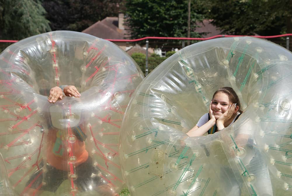 Photo de deux jeunes dans sa bulle de Bubble Foot à Lys Aventure lors d'un anniversaire